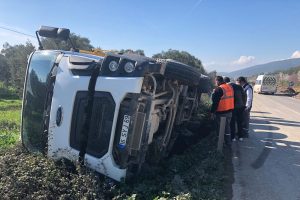 Bursa'da yol çalışmasında hafriyat kamyonu devrildi