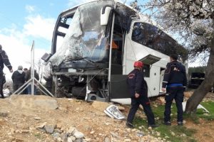 Otobüs elektrik direğine çarptı: 18 yaralı