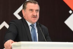 Bakan Osman Aşkın Bak, milli eskrimciyi tebrik etti