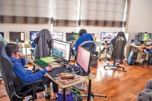 E-Sporcuların gizli dünyası! Oyun oynayarak 10 binlerce lira maaş alıyorlar