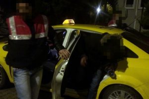 4 kişilik taksiden 9 mülteci çıktı