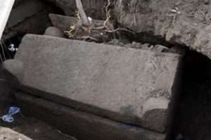 Kayseri'de bulunan gizemli lahitin kapağı açıldı!