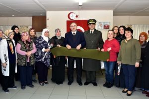 Bursa'da kadın kursiyerlerden Mehmetçiğe atkı