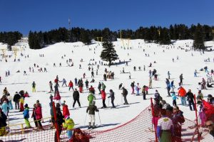 Bursa Uludağ'da güneşli havada kayak keyfi
