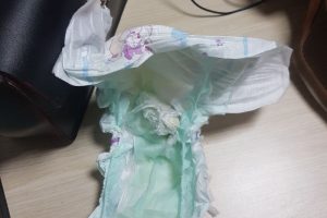 Bebeğin üzerindeki bezde eroin sakladılar