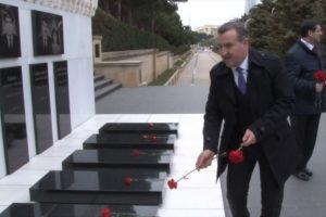 Bakan Bak, Azerbaycan ve Türk Şehitliği'ni ziyaret etti