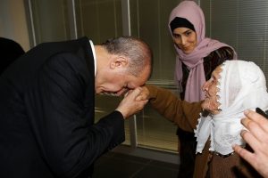 Erdoğan 105 yaşındaki Fikriye ninenin elini öptü