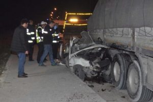 Önünde giden TIR'ın altına giren otomobil şoförü öldü