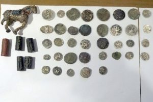 Yolcunun çantasından onlarca tarihi eser çıktı