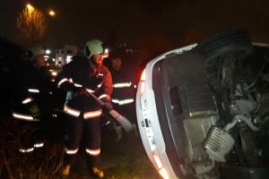 Lastiği patlayan otomobil ağaçlık alana devrildi