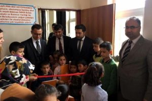 Kardeş okullarına 3 bin kitaplı kütüphane hediyesi
