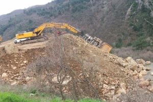 Bursa'da yol çalışmasında hafriyat kamyonu devrildi