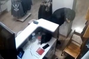Hırsız bozuk paraları beğenmeyince...