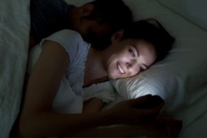 Kaliteli bir uyku için cep telefonunu yatak odasına sokmayın!