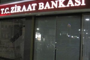 Yunanistan'da Ziraat Bankası şubesine taşlı saldırı