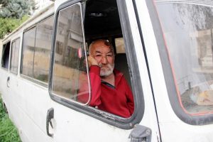 Yaşlı adamın minibüste yaşam mücadelesi