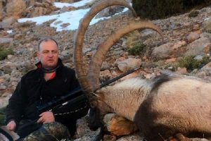 İki yabancı avcı, Niğde'de 'izinli dağ keçisi' avladı