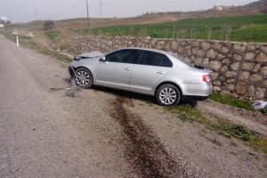Otomobil istinat duvarına çarptı: 2 yaralı