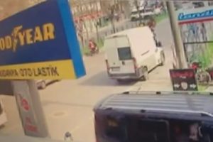 Bursa'da iki aracın arasında feci şekilde sıkıştı