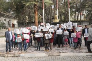 Şanlıurfa'da kaymakamlık bahçesinde okul eylemi