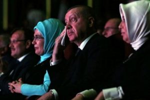 Cumhurbaşkanı Erdoğan, Roman Buluşması'nda gözyaşlarını tutamadı