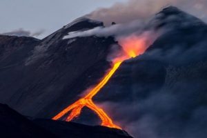 Meksika'da Popocatepetl Yanardağı patladı