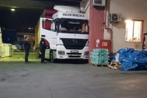 TIR ile duvar arasında sıkışarak can verdi!