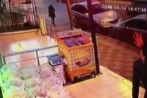 Pişkin hırsız kameraya el salladı