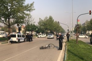 Bursa'da kırmızı ışıkta geçen bisikletliye kamyonet çarptı!
