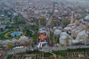 Dünyanın en büyük lale halısı havadan görüntülendi