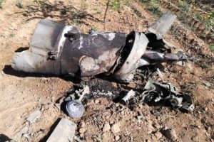Savaş uçağının yakıt tankı düştü!