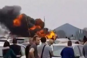 Herkesin gözü önünde yere çakıldı