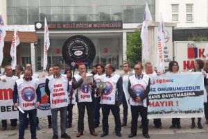 İzmir'de eğitimcilerden siyah çelenkli protesto