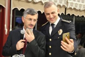 Görevli polis yakınlarına görüntülü görüşme sürprizi