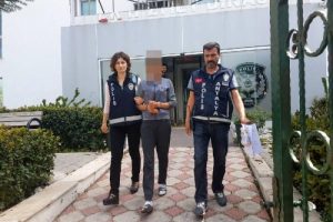 3 aylık bebeğiyle hırsızlık yaparken yakalandı!