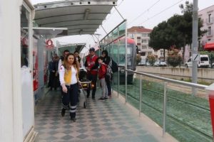 Tramvayda fenalık geçiren genç kıza müdahale