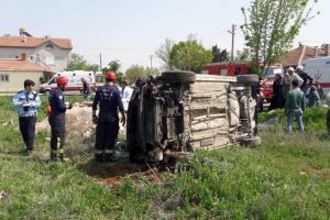 Araç takla attı: 3'ü öğrenci 4 yaralı