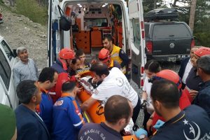 Kuzu göbeği toplamak için çıktığı kayalıklardan uçuruma düştü