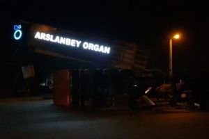 Damperi açık unutulan kamyon tabelaya çarptı