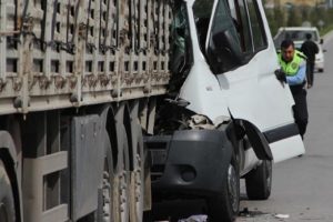 Feci kaza! Minibüs TIR'ın altına girdi
