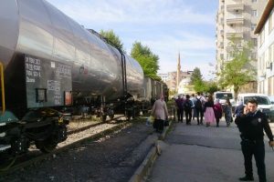 Karşıya geçerken tren çarpan kız yaralandı