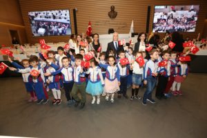 Bursa'da 23 Nisan coşkusu Halk Evi'ne taşındı