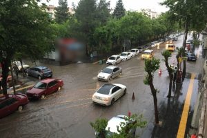 Diyarbakır'da cadde ve sokaklar sular altında kaldı