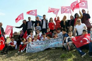 Bursalı genç sporcular Mudanya'da fidan dikti