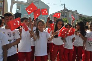 Bursa'da saçlarına makas değmeyen Baran 23 Nisanı kutladı