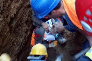 Su borusu döşerken göçük altında kaldı