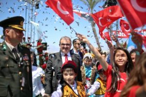 Antalya'da 23 Nisan'da 'sevgi zinciri'