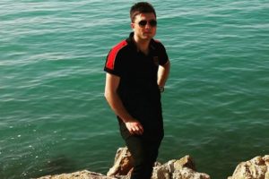 Mahkum, koruma memuruna jiletle saldırdı