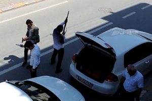 Düğün konvoyundaki görüntü pes dedirtti!