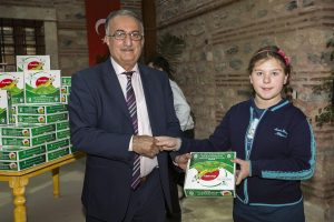 Bursa'da öğrencilere karne hediyesi ipek böceği